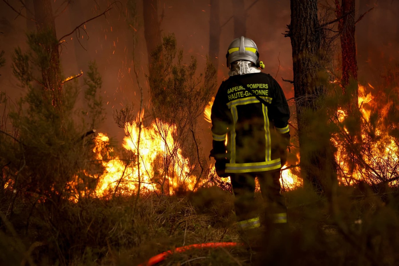 Spain and France wildfires force more than 300,000 to flee as Macron calls crisis meeting