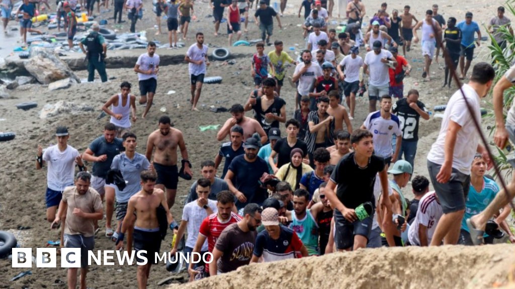 "La situación está fuera de control": España moviliza al ejército ante el cruce de miles de migrantes desde Marruecos a Ceuta que ha dejado al menos 9 muertos