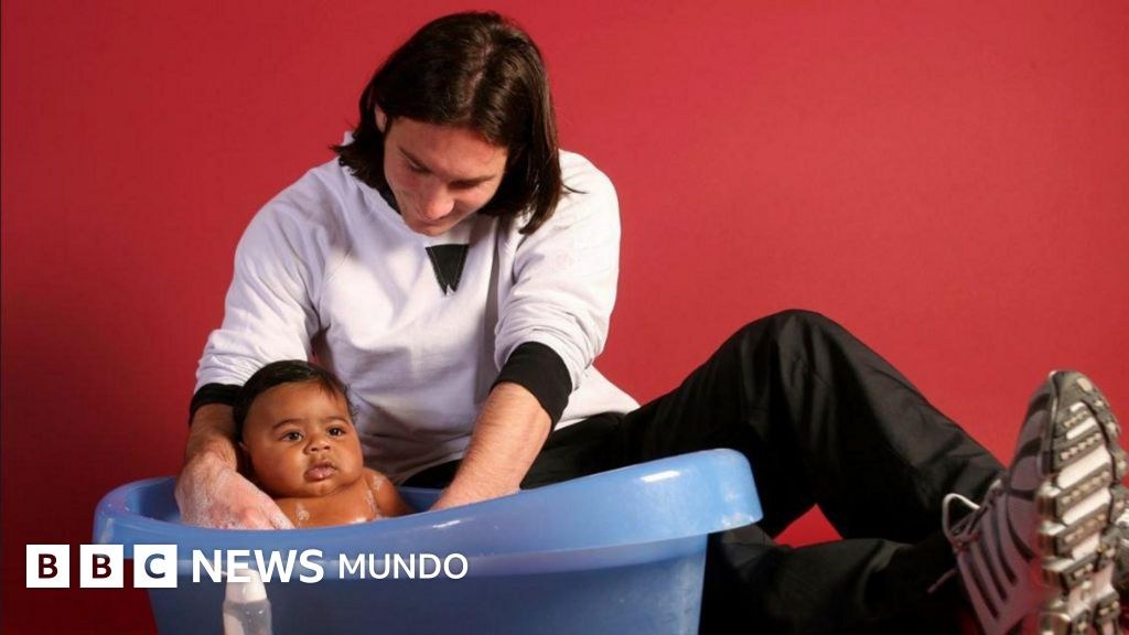 "Parece un cuento perfecto": la historia detrás de la famosa foto de Messi bañando a Lamine Yamal contada por el fotógrafo que la tomó