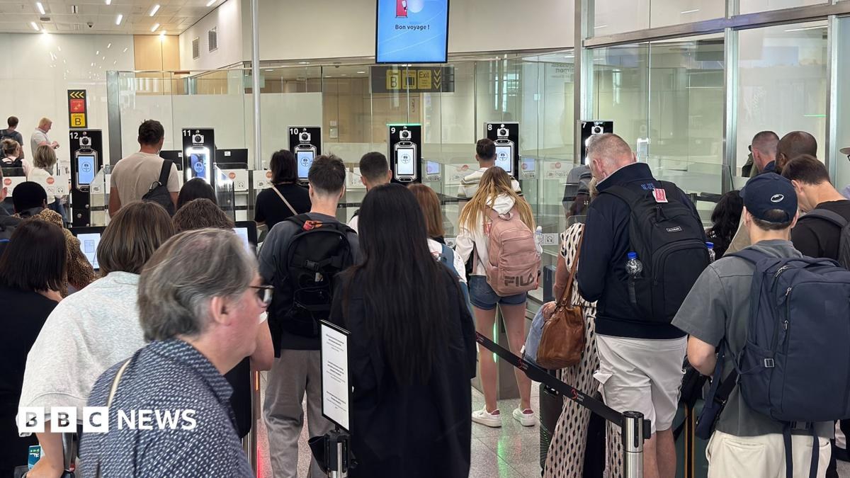 Ryanair warns of 'queue chaos' from new EU border system