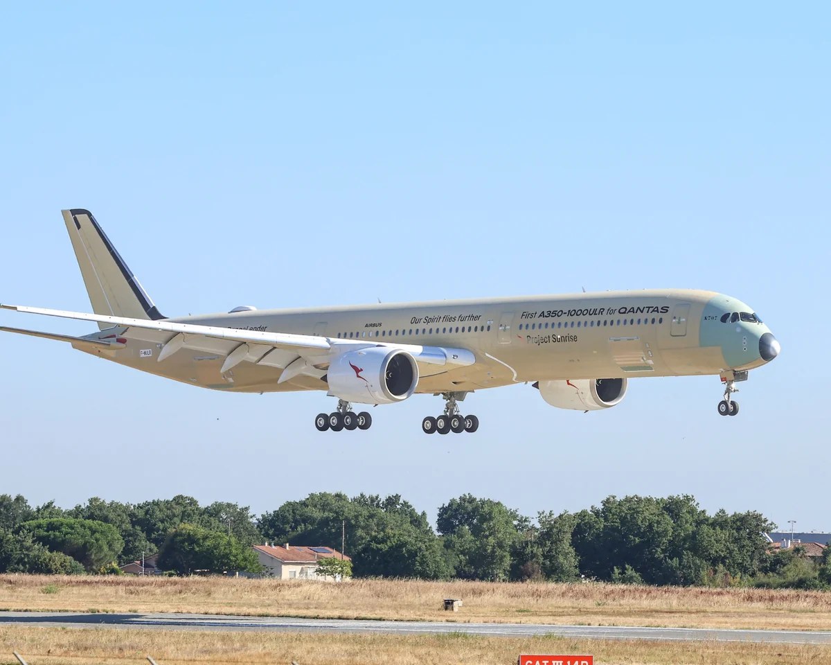 Qantas plane flies for more than 24 hours in record-breaking flight