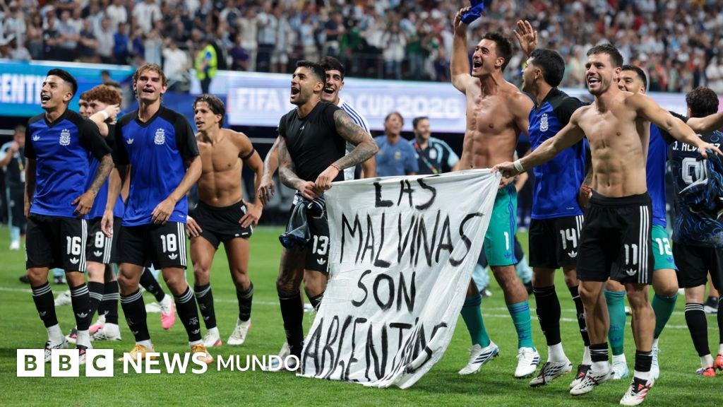 Argentina se enfrenta a una posible multa de la FIFA por la pancarta de las Falklands/Malvinas en su victoria de semifinales