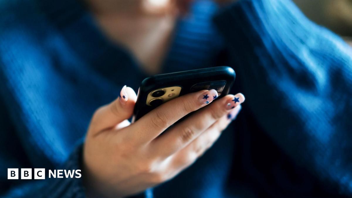 Midnight social media curfew proposed for older UK teens
