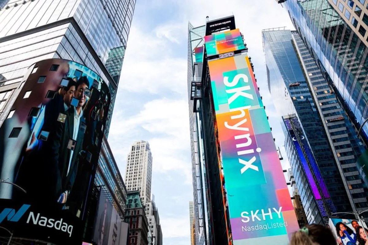 SK Hynix's record profit misses forecasts, shares slump 10% despite robust AI chip demand