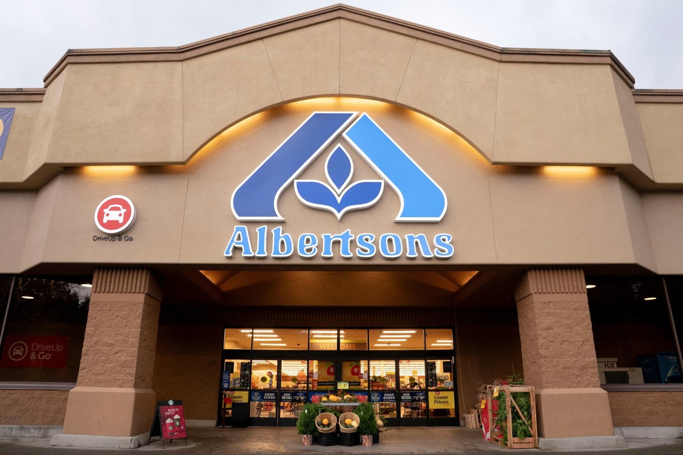 Albertsons stock plunges as it says weaker grocery spending will cut into sales and earnings