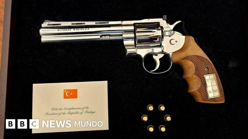 Un revólver con balas: qué han hecho los líderes de la OTAN con el insólito regalo que Erdogan les dio en Turquía