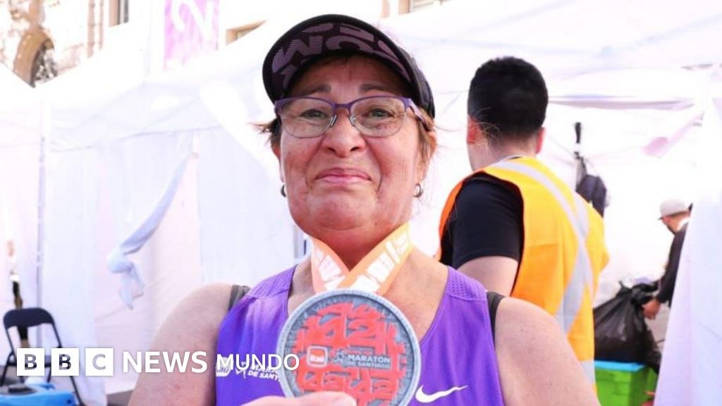 "Llegué última pero me siento ganadora": la inspiradora historia de Ely, la mujer de 64 años que soñaba con correr una maratón y la terminó en más de 7 horas