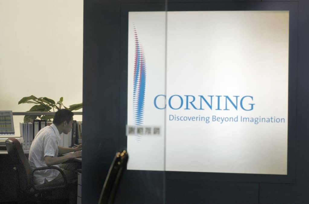 Corning tumbles 16% after earnings, leading rout in optical stocks