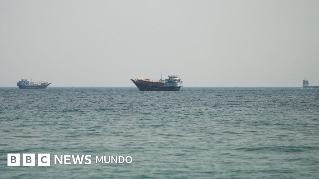 Estados Unidos lanza nuevos ataques mientras Irán cierra el estrecho de Ormuz