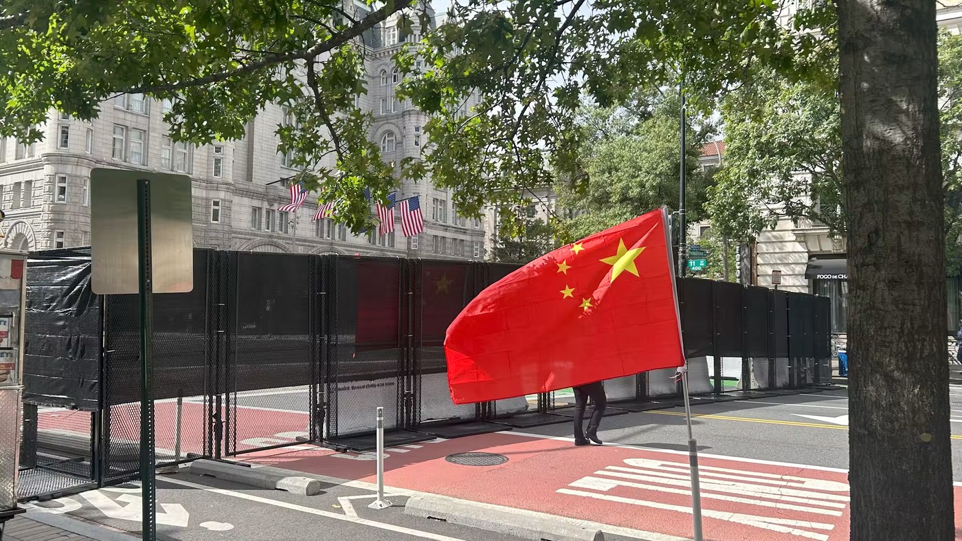 Xi draws crowds of Chinese welcomers to Washington's Waldorf Astoria